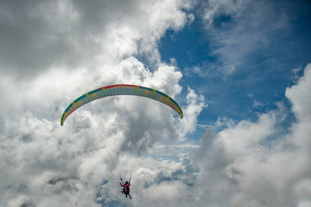 滑翔伞在云端飞行