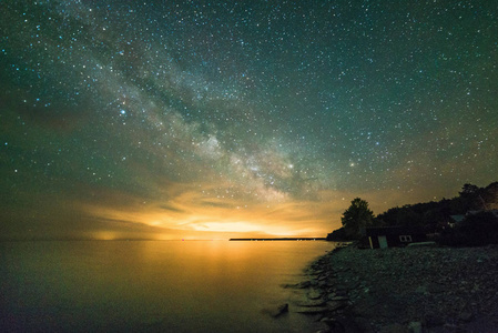 银河和星星在水面上的夜晚