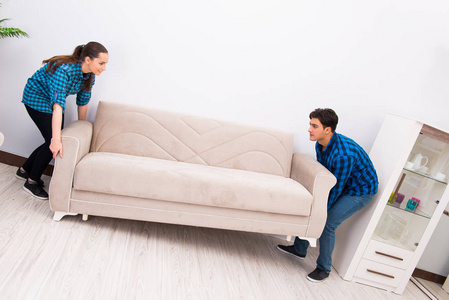 妻子和丈夫搬沙发沙发照片