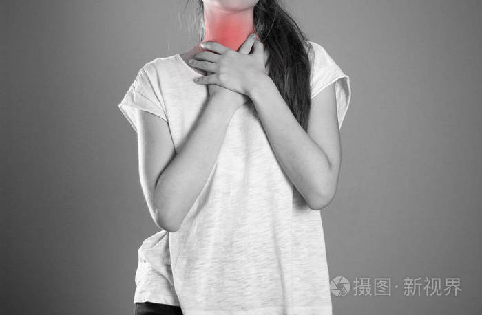 抱着她喉咙的女孩喉咙.心绞痛.闭上你的嘴隔离的背景