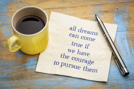 如果你有勇气去追求, 所有的梦想都能实现用一杯浓咖啡在餐巾纸上书写