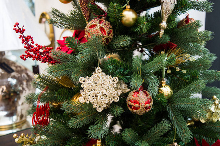 圣诞树与许多红色和金色的装饰, 特写镜头, 信件, 圣诞快乐, 内部细节