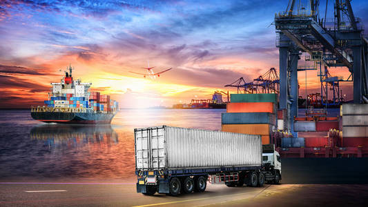 物流进口出口背景和运输行业的集装箱卡车和货物船