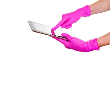 女性手在粉红色的医疗手套使用片剂。隔离在白色背景上
