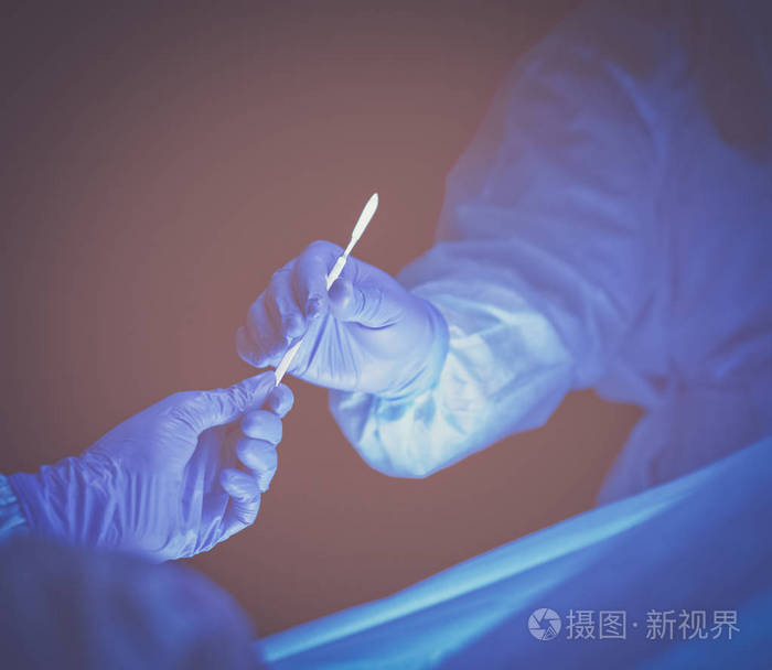 手术刀的裁剪图片医生执行手术