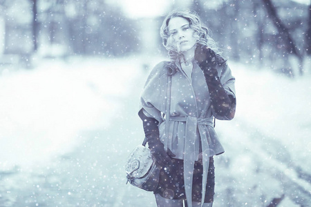女孩穿着大衣在冬天