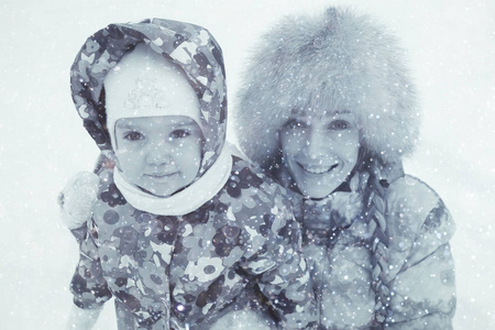 孩子和母亲在冬天有乐趣