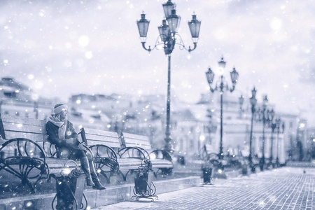 上一个冬天的女孩走在城市中