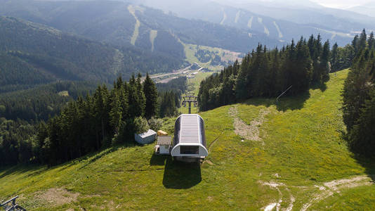 夏季高山滑雪缆车鸟瞰图