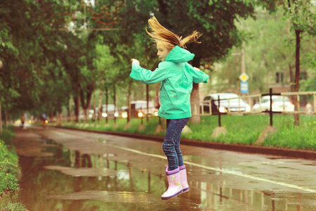 女孩玩下春天的雨