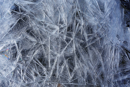 透明的冰质地粉红色背景上分离的透明凝胶涂片.俯视图.血清质地.