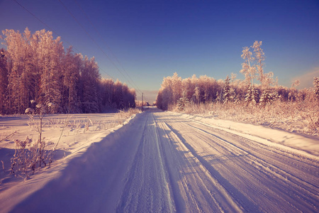 在冬天的雪路