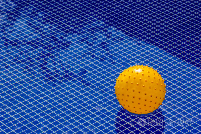 黄色的球在一个大的纹理池的中间, 代表一个独特的值, 一个总的个人