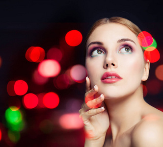 有吸引力的女性模型妇女与五颜六色的化妆在 bokeh 闪光背景