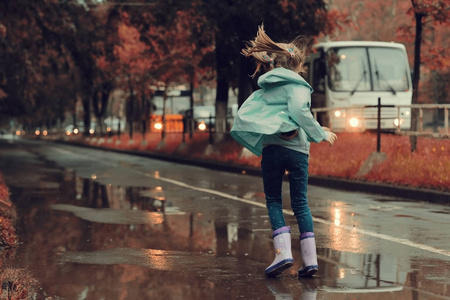 女孩玩户外雨后