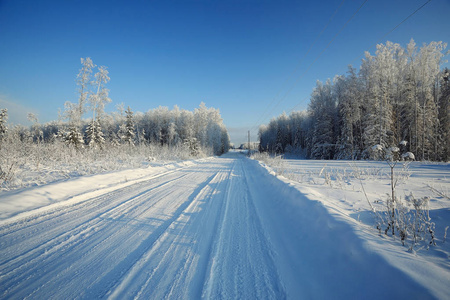 在冬天的雪路