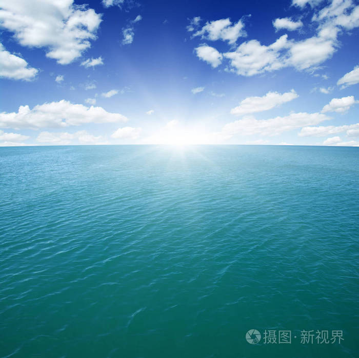 蓝色的大海和天空的太阳