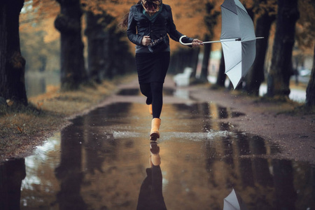 把伞走在雨后的女人