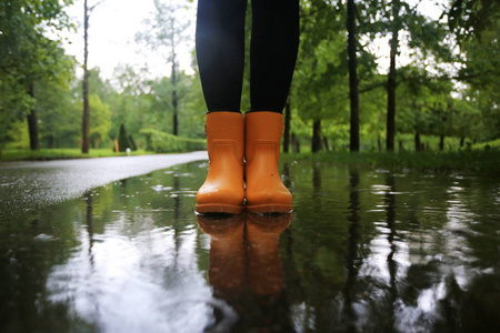 女人脚穿着橡胶靴照片