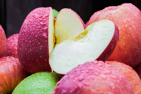 切和整个新鲜成熟的红色和绿色混合苹果堆特写镜头