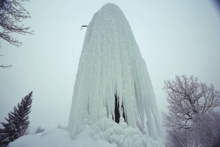 乡村景观的下雪的冬天