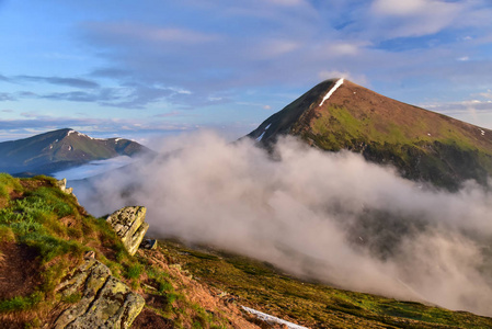 一座山峰是在云