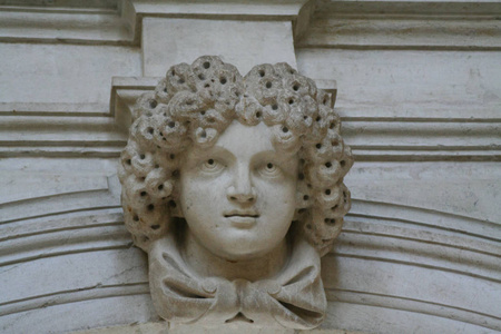 威尼斯, 一个在纪念碑上有卷发的头的细节