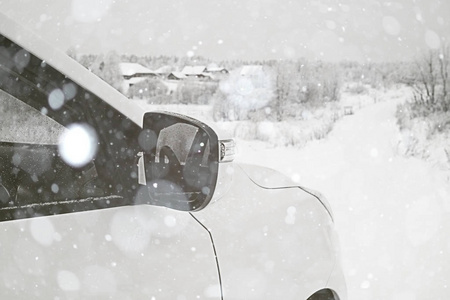 汽车在雪域景观