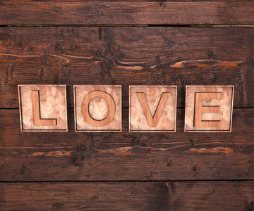 3d 形成单词的木字母爱写在木背景上。情人节
