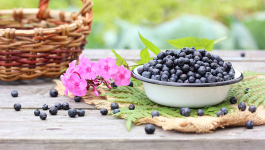 森林蓝莓在桌上。浆果在碗里, 仍然生活