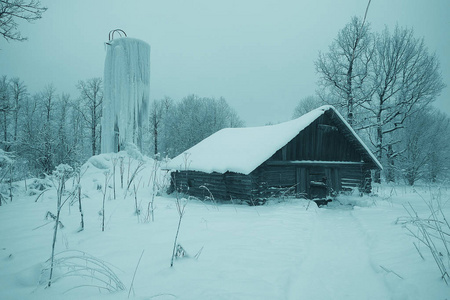 白雪覆盖的乡间小屋