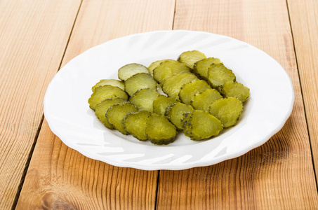 在板片黄瓜片的腌黄瓜在桌上的白板照片