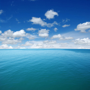 蓝色的大海水表面图片