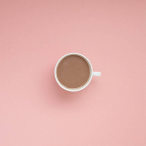 创意秋季平躺在头顶上看到咖啡牛奶拿铁杯千年粉红色背景复制空间最小的风格。女性博客社交媒体的秋季模板