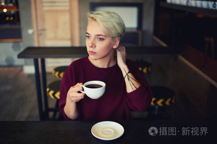 时髦女人花时间独处时在吃早饭喝杯咖啡