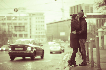 在莫斯科的街道上行走的夫妇