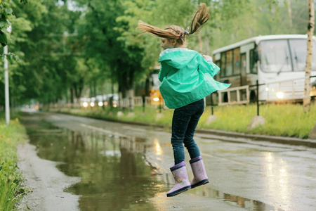 女孩玩下春天的雨