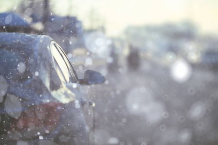 汽车在冬季的大雪