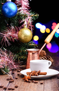 咖啡杯, 杰兹夫, 在一张木桌上的圣诞树下。质朴的风格