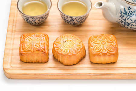 在白色背景上中秋节节日月饼
