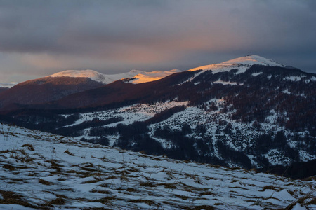 美丽的冬天景观的山区 Bieszczady，波兰