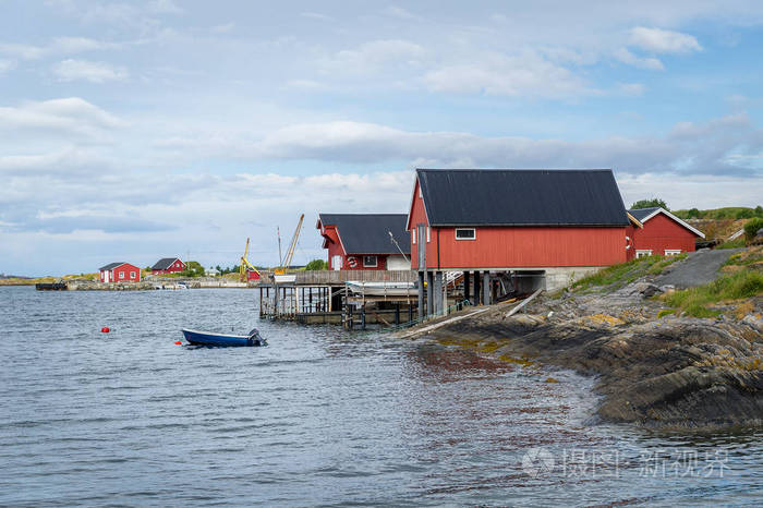 挪威复古房子在水面上