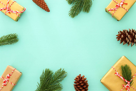 圣诞节背景与松果, 冷杉分枝和礼物在木蓝色背景。平面布局, 顶部视图