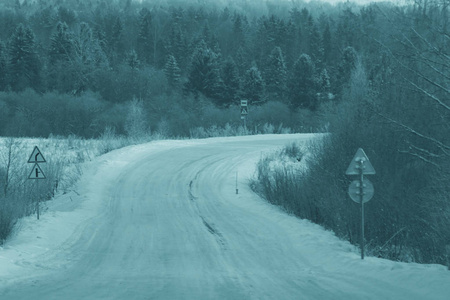 雪冬路足迹