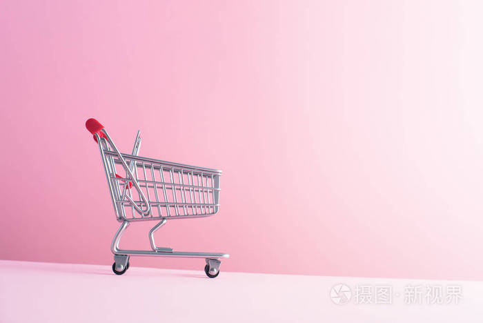 购物车在粉红色的背景