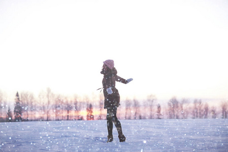 在冬天多雪场快乐的女孩