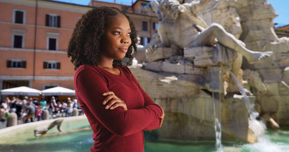 有吸引力的妇女观光在罗马提出由四河喷泉