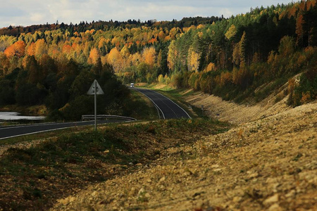 公路的秋景