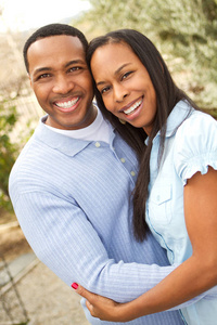 一个快乐的非洲裔美国夫妇的肖像微笑和拥抱