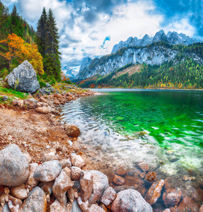 风景秀丽的山水风光与 Dachstein 山山顶由岣梢湖山湖在秋天萨尔茨卡梅谷区域上部奥地利奥地利